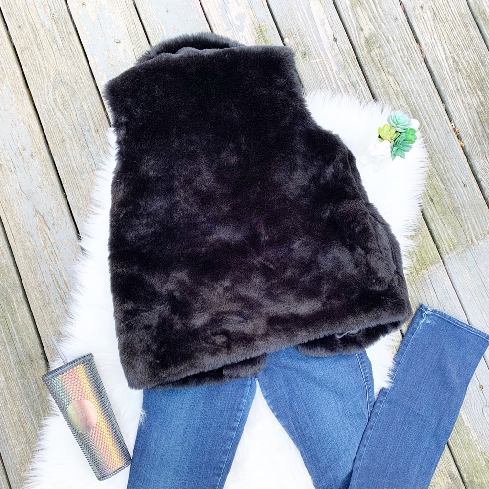 Forever 21 Black Faux Fur Collared Sleeveless Vest Outerwear Classic Mob Wife M - Picture 3 of 12
